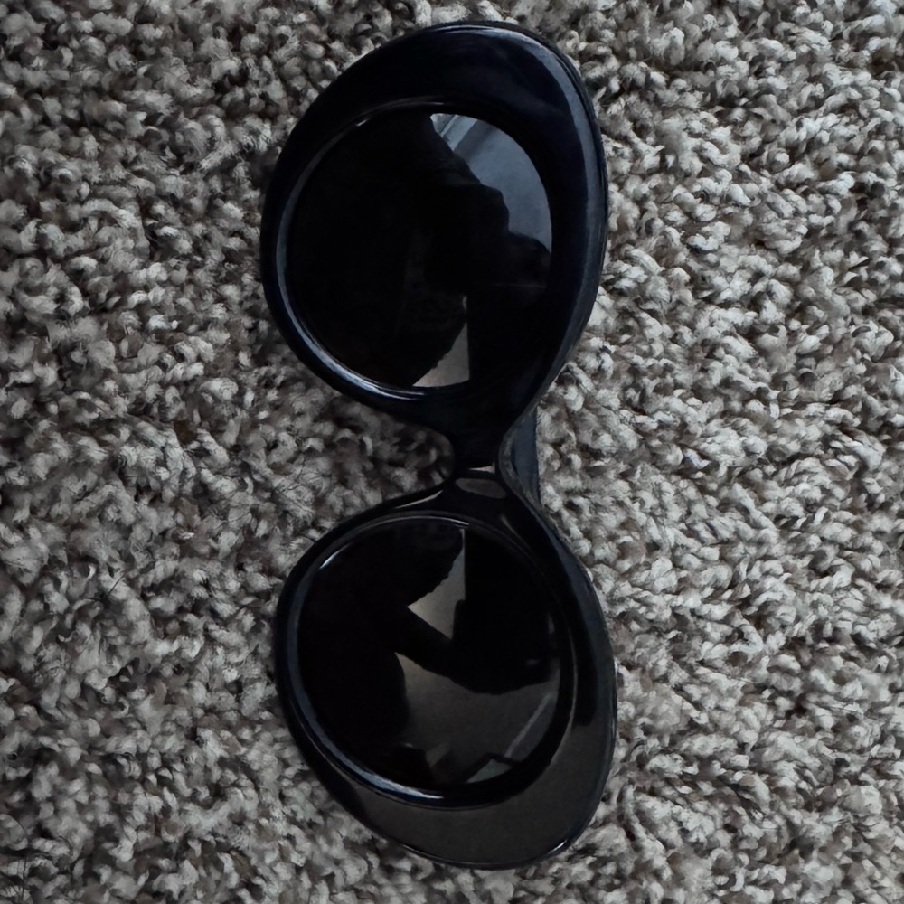 Burberry Black and Tan Oversized Sunglasses - Picture 3 of 10